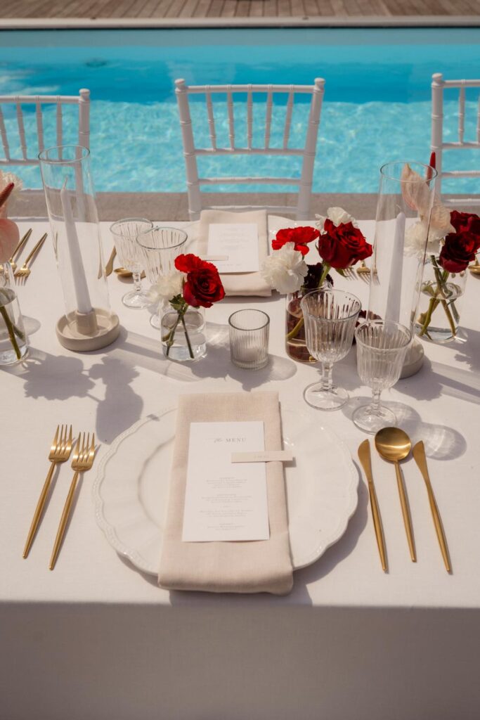 Elegante Hochzeitstischdekoration am Pool im Freien