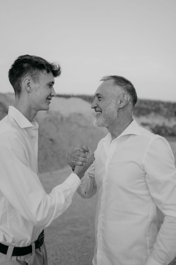 Vater und Sohn im Freien