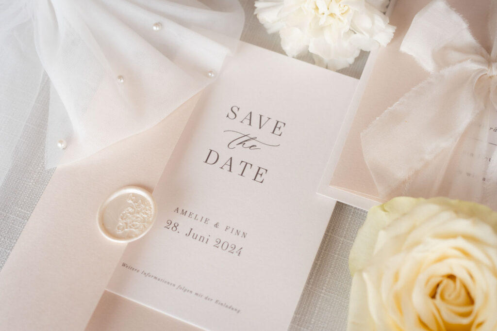 Elegante Save-the-Date-Karte mit Blumenarrangement