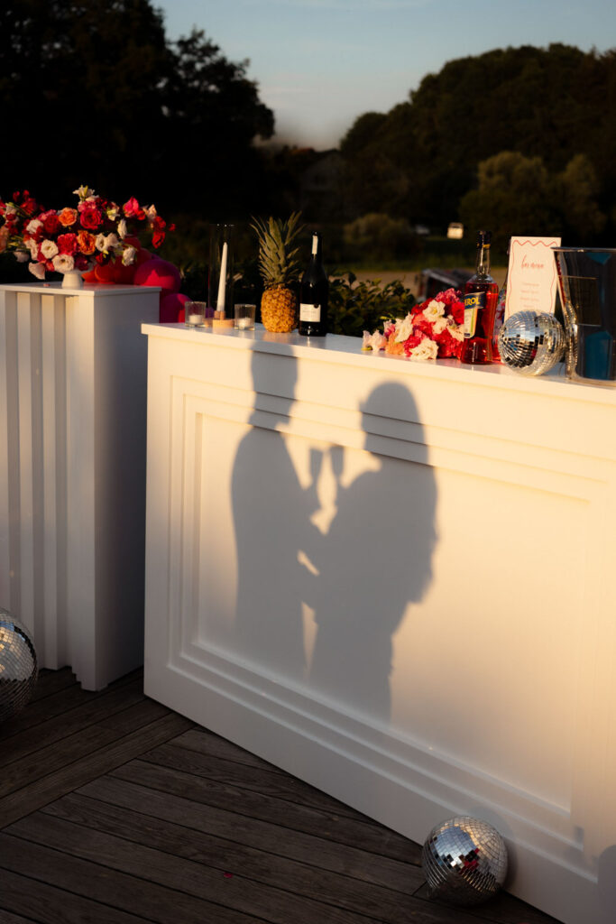 Schatten eines Paares bei Sonnenuntergang am Bartresen