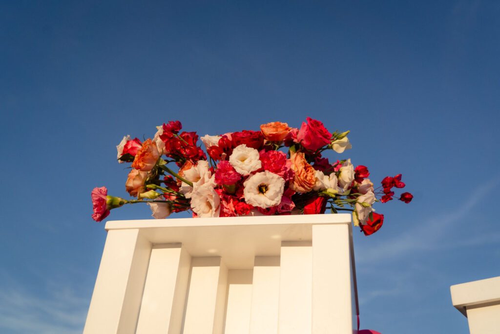 Weiße Säule mit bunten Blumen unter blauem Himmel
