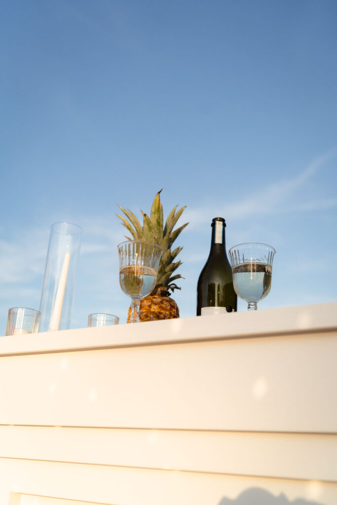 Ananas und Sekt draußen auf einem Tisch