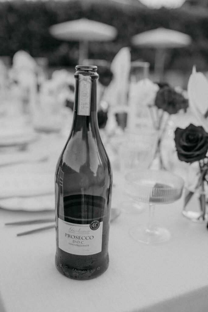 Prosecco-Flasche auf festlich gedecktem Tisch