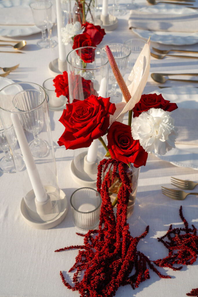 Elegante Tischdekoration mit roten Rosen und Kerzen