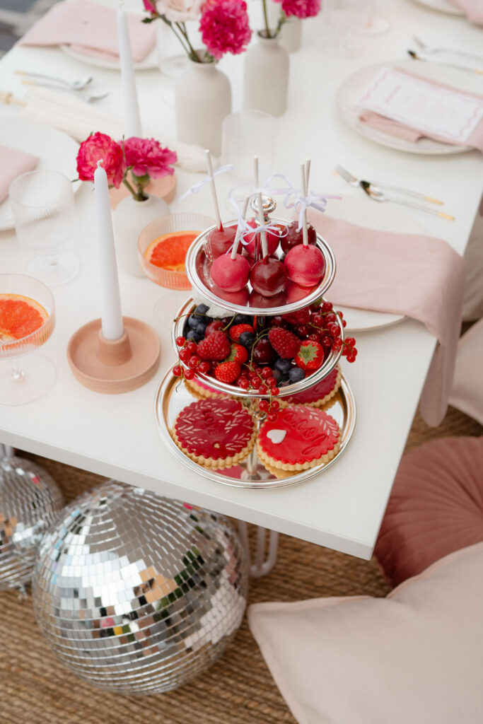 Hochzeitsdekoration mit Desserts und Blumenarrangement