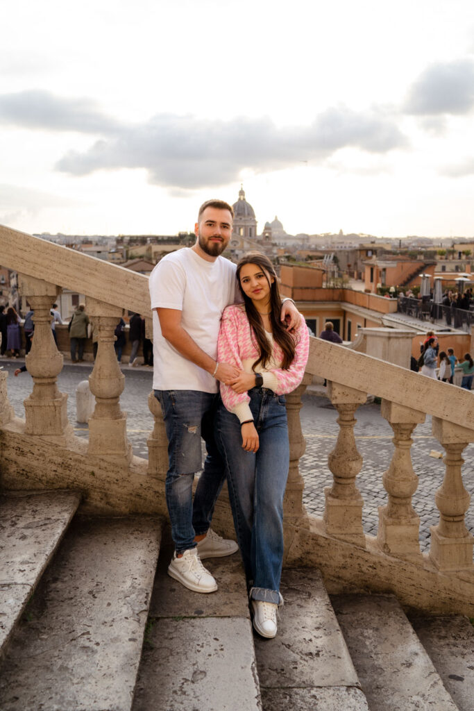 Paar auf Treppe mit Stadtblick im Hintergrund
