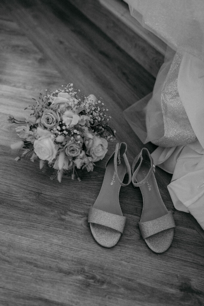 Brautstrauß und Schuhe auf Holzfußboden Hochzeit