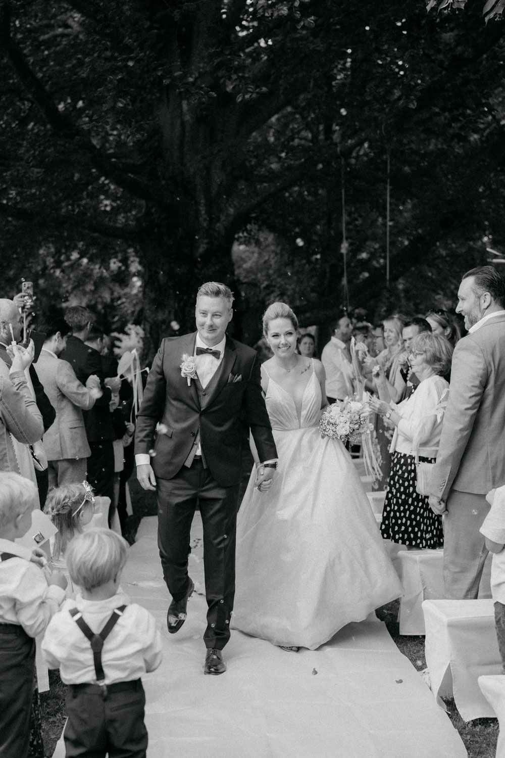 Hochzeitspaar verlässt die Zeremonie Hand in Hand