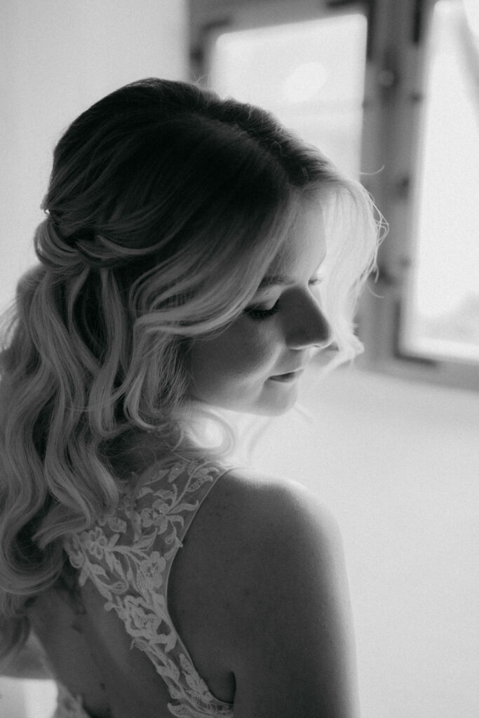 Braut mit Spitze im eleganten Hochzeitskleid porträtiert