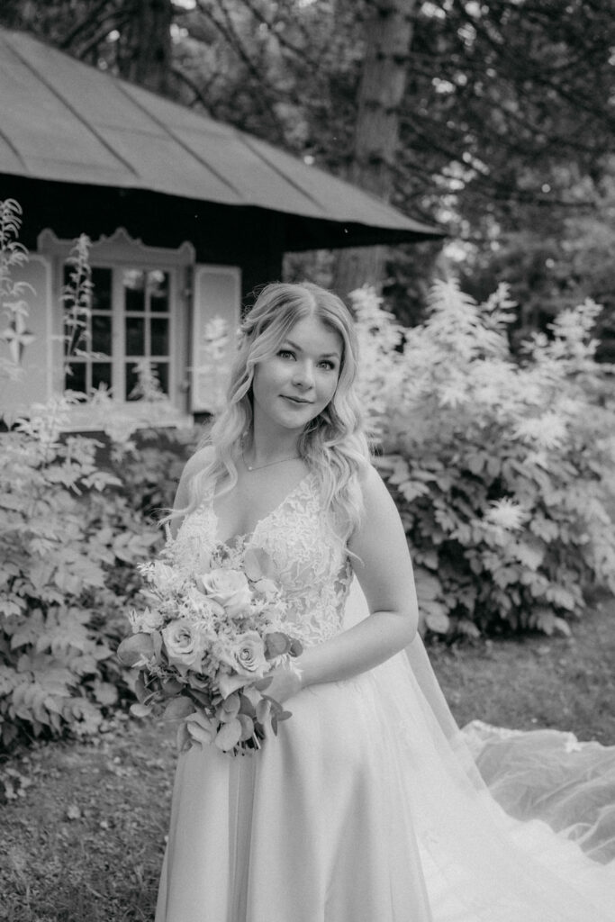 Braut im Wald mit Blumenstrauß Hochzeitsfoto