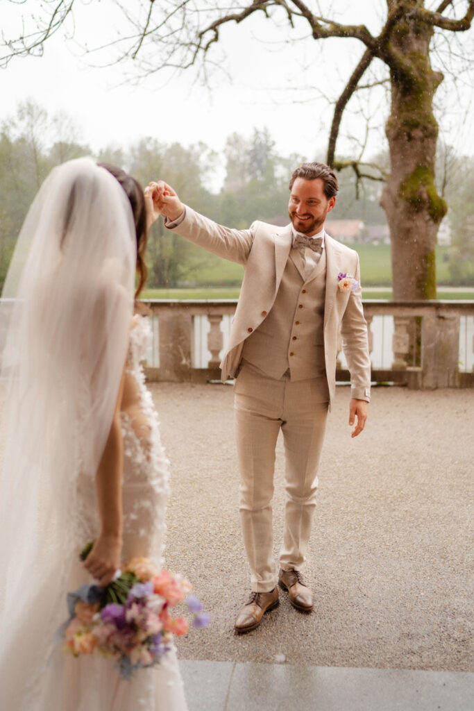 Hochzeitspaar tanzt draußen bei bewölktem Wetter