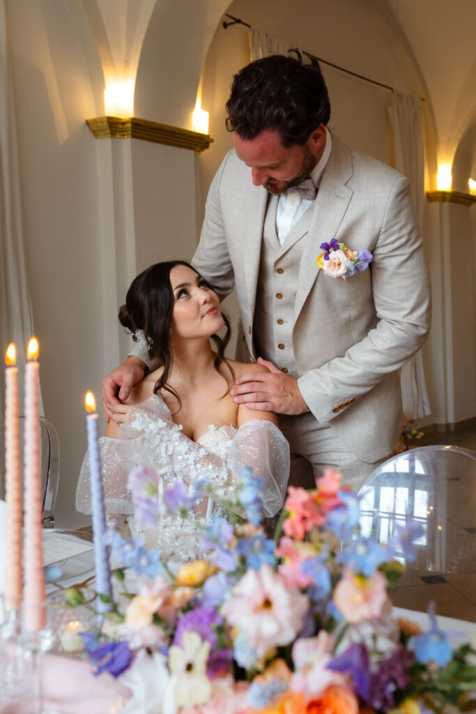 Hochzeitspaar in eleganter Hochzeitskulisse mit Blumen