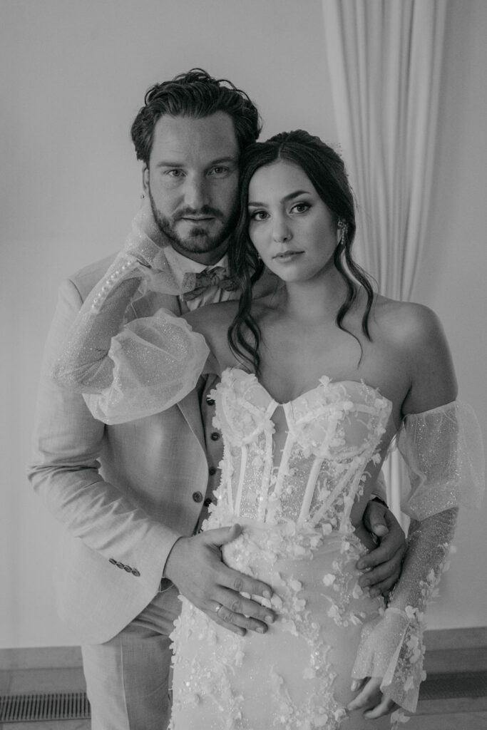 Elegantes Paar in Hochzeitsmode vor Vorhang