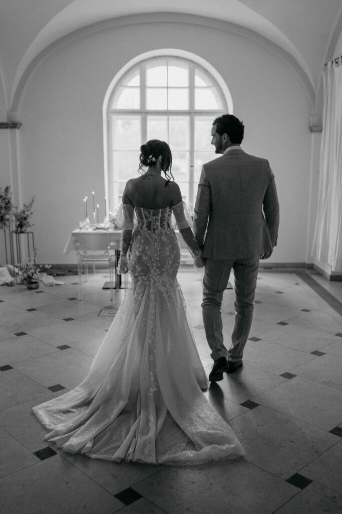 Braut und Bräutigam in eleganter Hochzeitskleidung