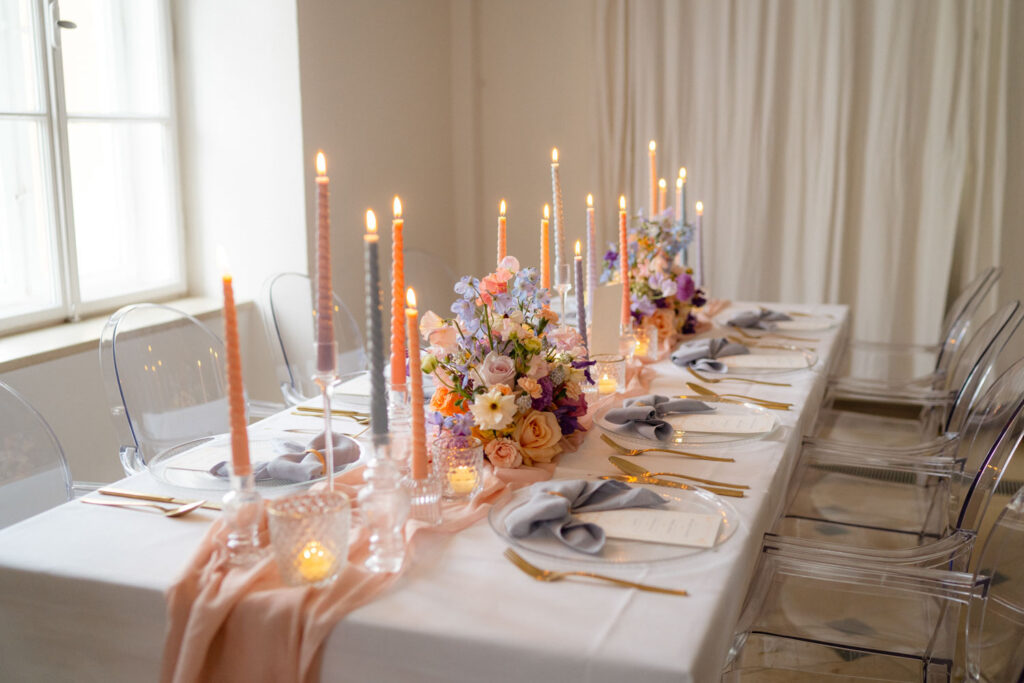 Elegant gedeckter Tisch mit Blumen und Kerzen