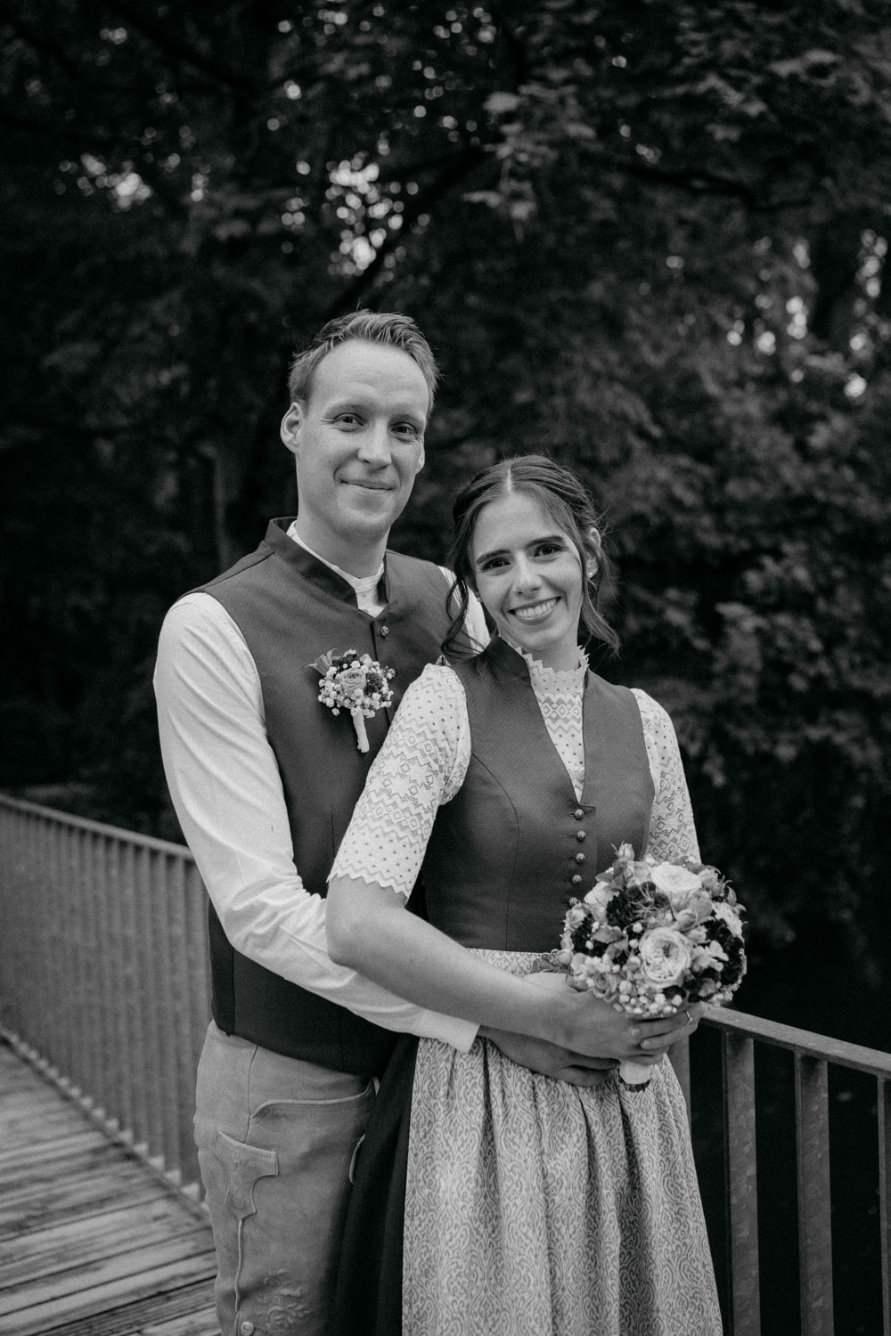 Paar in traditioneller Tracht auf einer Brücke