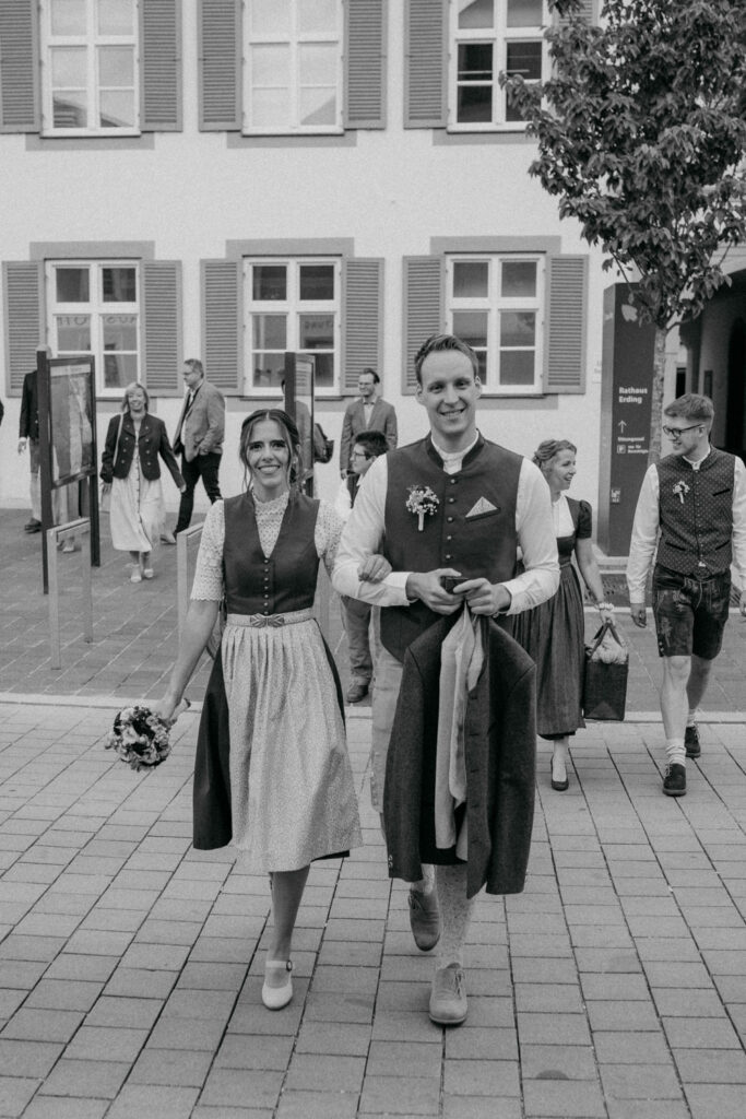 Paar in traditioneller Kleidung bei Hochzeit festgehalten