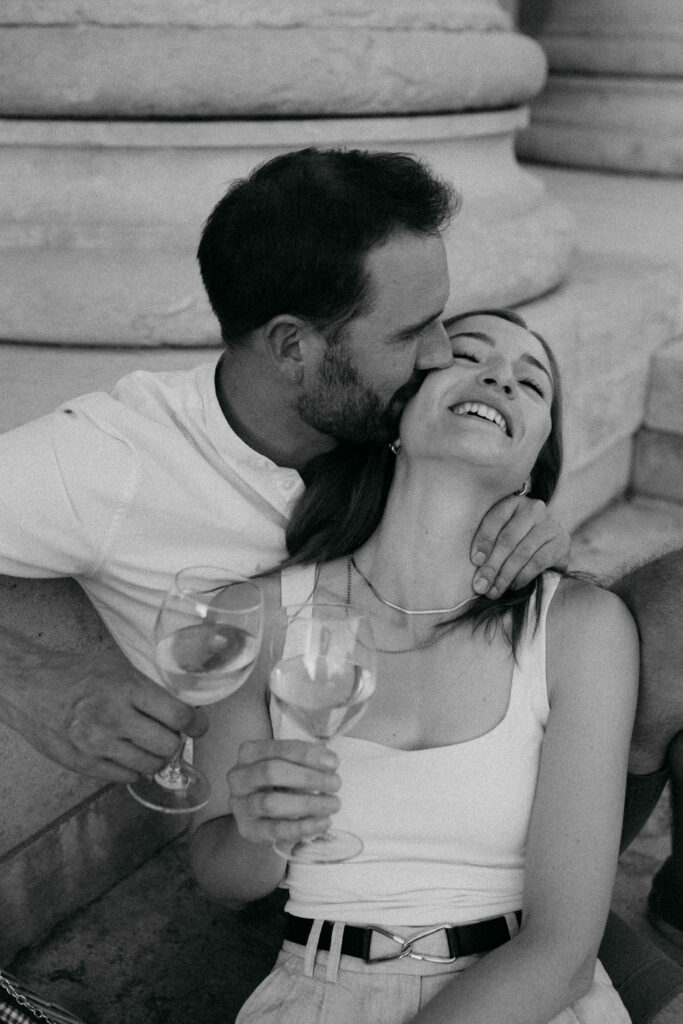 Paar genießt romantischen Moment mit Wein.