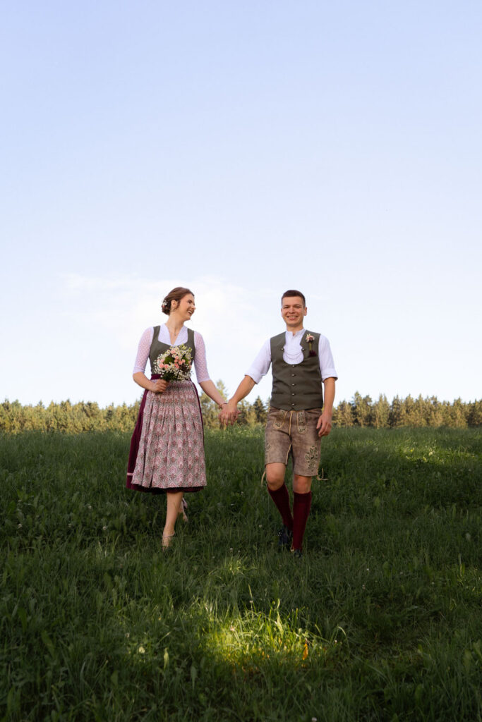 Paar in traditioneller Kleidung auf einer Wiese