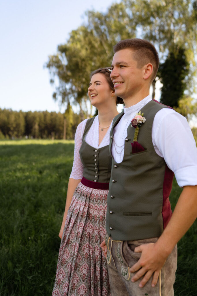 Junges Paar in traditioneller Tracht im Freien