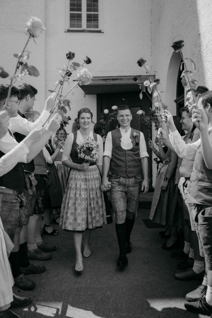 Paar in traditioneller Tracht bei Hochzeitsempfang.