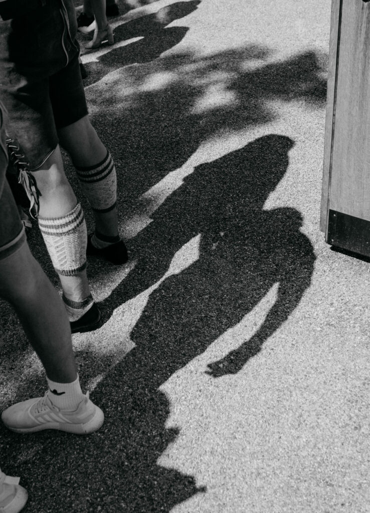 Schatten eines Mannes auf einem Bürgersteig