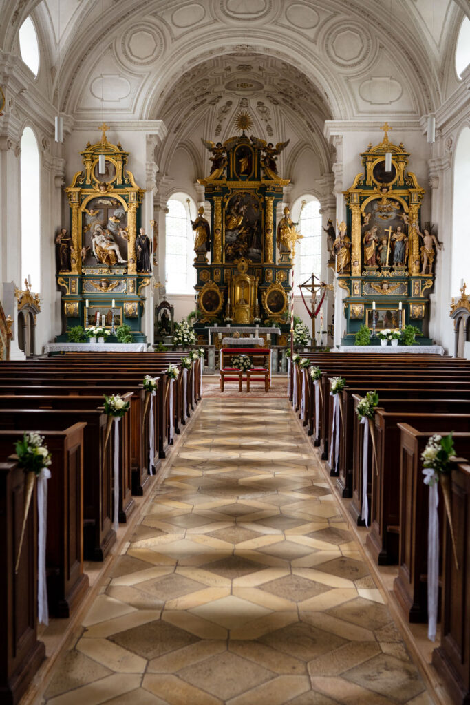 Innenraum einer historischen Kirche mit Altaransicht