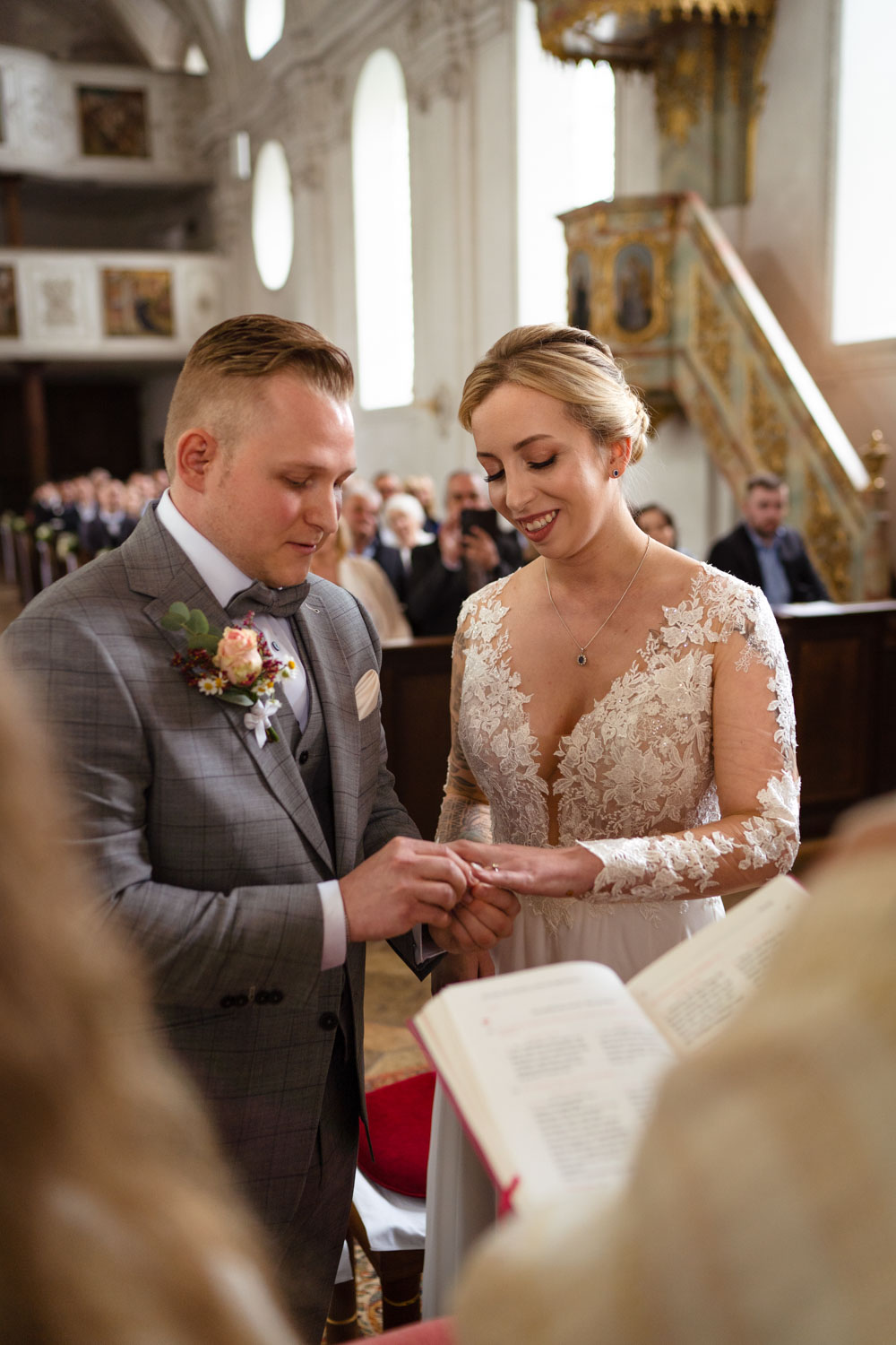 Braut und Bräutigam tauschen Ringe bei Hochzeit