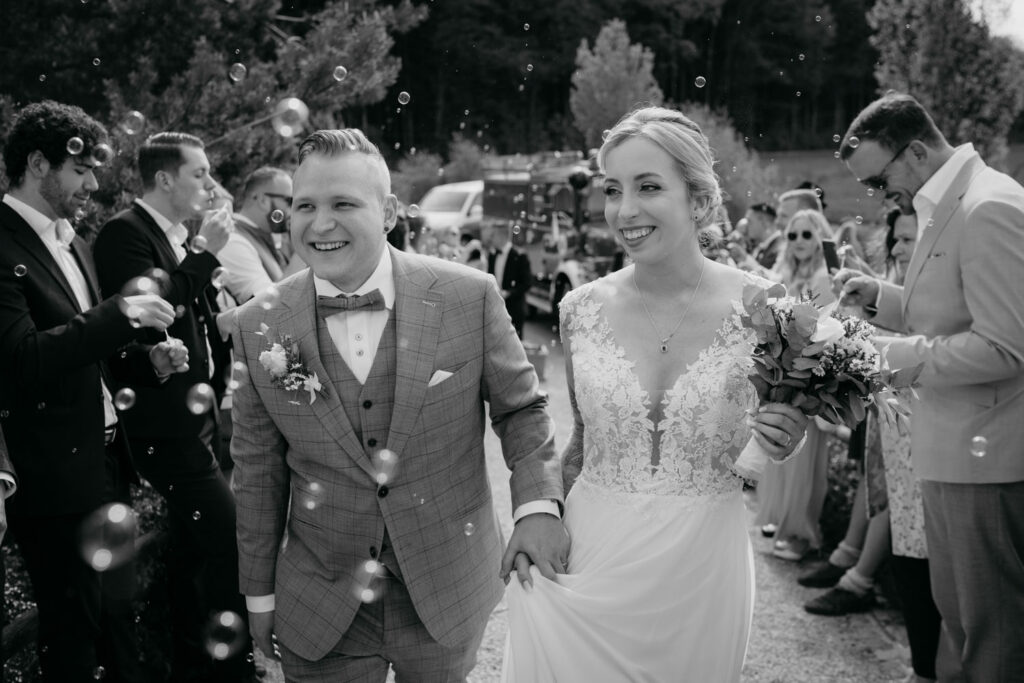 Hochzeitspaar freut sich über eine romantische Feier