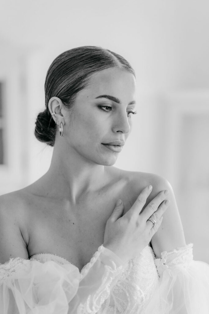 Braut in eleganter Hochzeitskleidung bei Fotoshooting