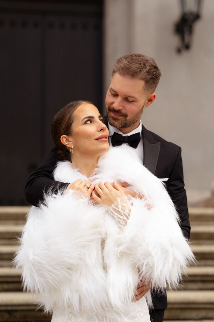 Elegantes Hochzeitspaar in stilvoller Pose draußen