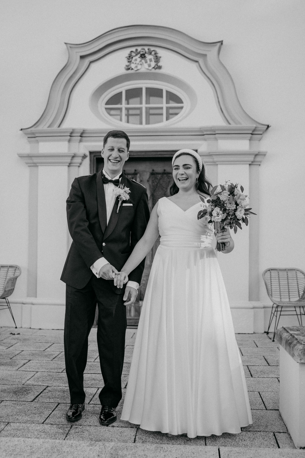 Hochzeitspaar glücklich vor einer malerischen Kulisse