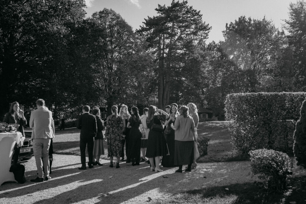 Gruppe von Menschen bei einer Hochzeit
